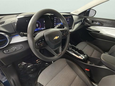 Certified 2024 Chevrolet Trax LT w/ Sunroof Package image 18