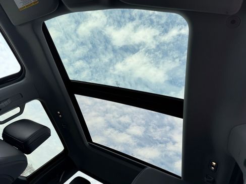 Used 2025 Ford F250 Lariat w/ Chrome Package image 38