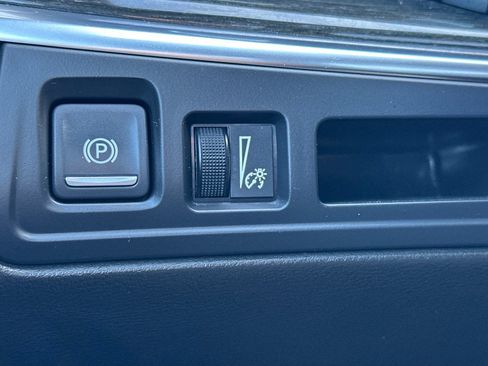 Certified 2022 Cadillac XT5 Premium Luxury FWD image 36