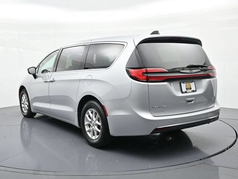 Used 2024 Chrysler Pacifica Touring-L FWD image 8