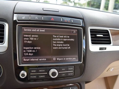 Used 2016 Volkswagen Touareg TDI AWD/4WD image 66