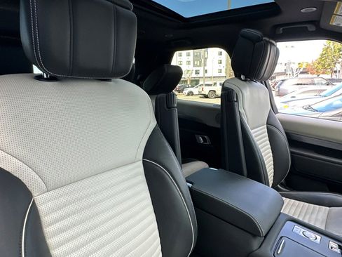 Used 2024 Land Rover Discovery Dynamic SE image 31