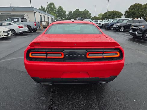 Used 2019 Dodge Challenger SXT image 9