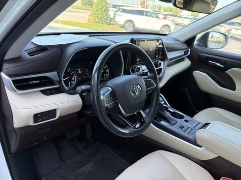 Used 2020 Toyota Highlander XLE AWD/4WD image 13