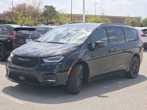 Used 2024 Chrysler Pacifica Touring-L w/ S Appearance Package AWD/4WD image 10
