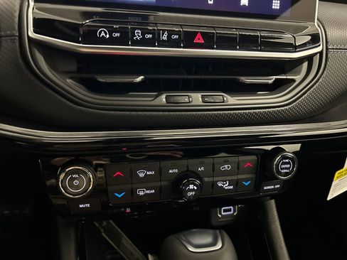 New 2026 Jeep Compass Latitude image 24