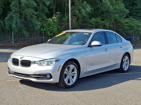 Used 2018 BMW 330i xDrive Sedan w/ Convenience Package AWD/4WD image 3
