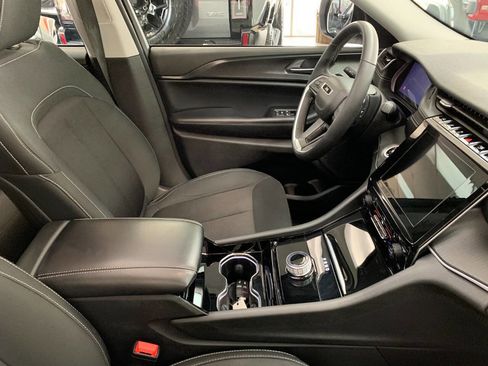 Used 2023 Jeep Grand Cherokee Laredo w/ Luxury Tech Group I image 11