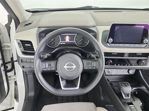 Used 2023 Nissan Rogue SV image 12