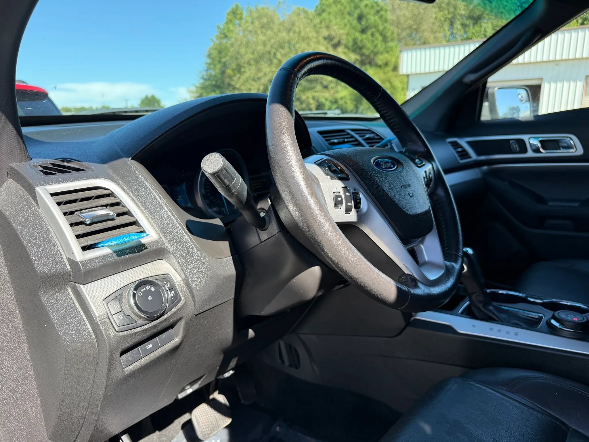 Used 2015 Ford Explorer XLT w/ Equipment Group 202B AWD/4WD image 17