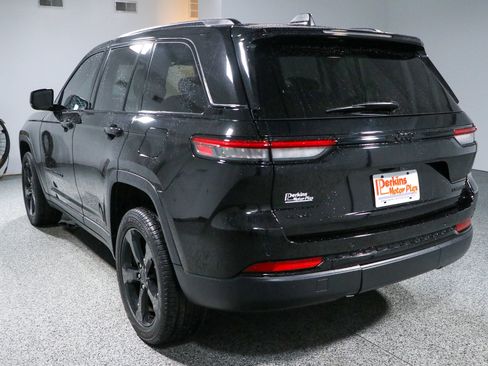 Used 2023 Jeep Grand Cherokee Limited w/ Black Appearance Package AWD/4WD image 9