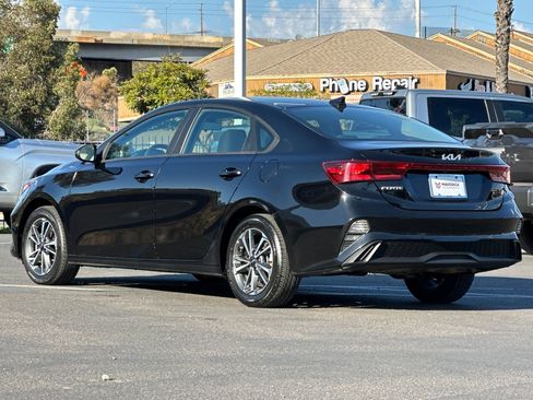 Used 2023 Kia Forte LXS w/ LXS Technology Package image 3