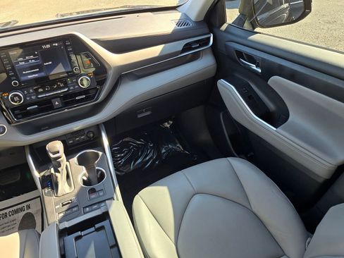 Used 2021 Toyota Highlander XLE image 39