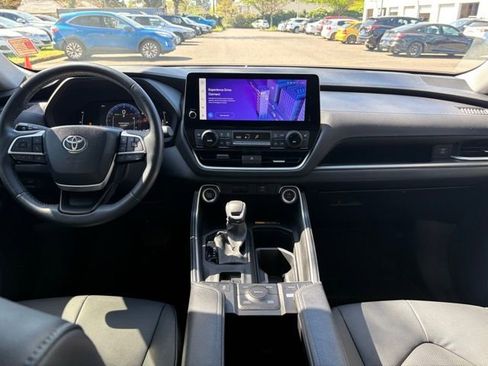 Used 2024 Toyota Grand Highlander XLE AWD/4WD image 14