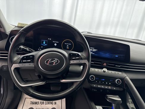 Used 2023 Hyundai Elantra SEL w/ Convenience Package image 9