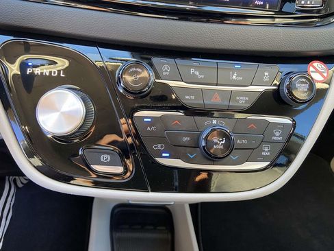 Used 2024 Chrysler Pacifica Touring-L image 15