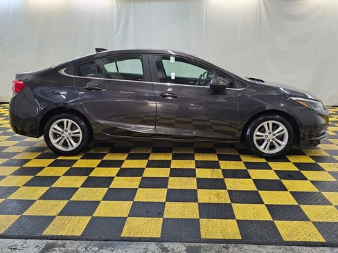 Used 2017 Chevrolet Cruze LT image 2