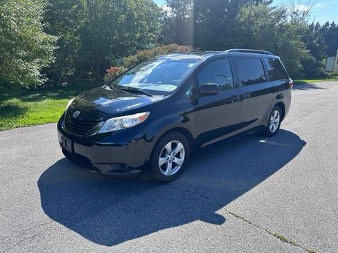 Used 2017 Toyota Sienna LE w/ Cargo Management Package FWD image 7