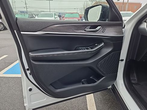 Used 2023 Jeep Grand Cherokee L Limited w/ Black Appearance Package image 10