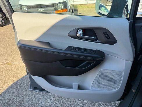 Used 2022 Chrysler Pacifica Touring-L image 18