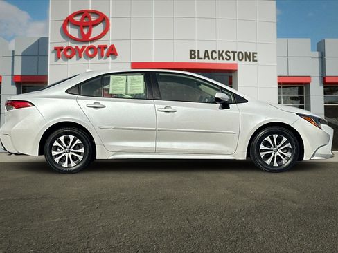 Used 2022 Toyota Corolla LE image 2
