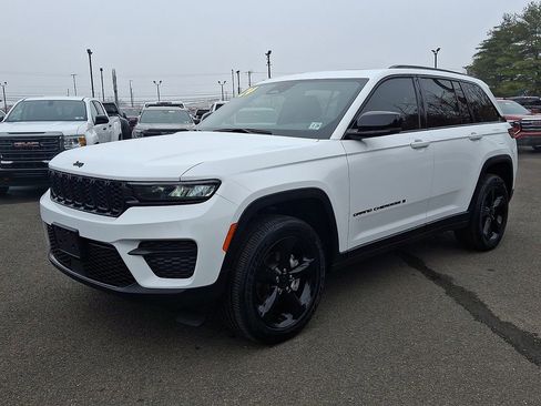 Used 2024 Jeep Grand Cherokee Altitude image 3