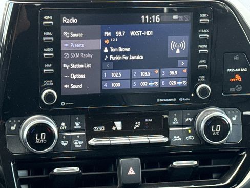 Used 2022 Toyota Highlander XLE FWD image 31
