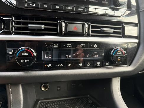 Used 2025 Nissan Pathfinder SL AWD/4WD image 12