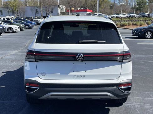 Certified 2025 Volkswagen Taos SE w/ Panoramic Sunroof Package image 6