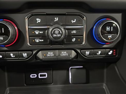 Used 2024 Chevrolet Tahoe Premier w/ Advanced Technology Package image 17