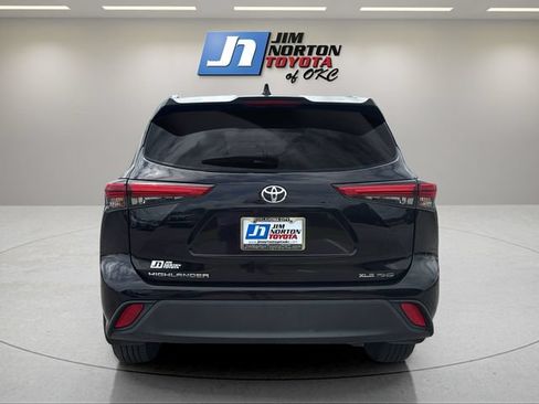 Used 2020 Toyota Highlander XLE AWD/4WD image 6