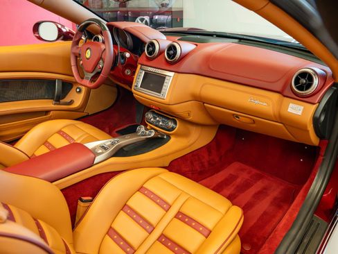Used 2010 Ferrari California RWD image 19