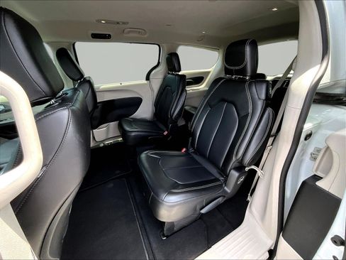 Used 2024 Chrysler Pacifica Touring-L FWD image 22