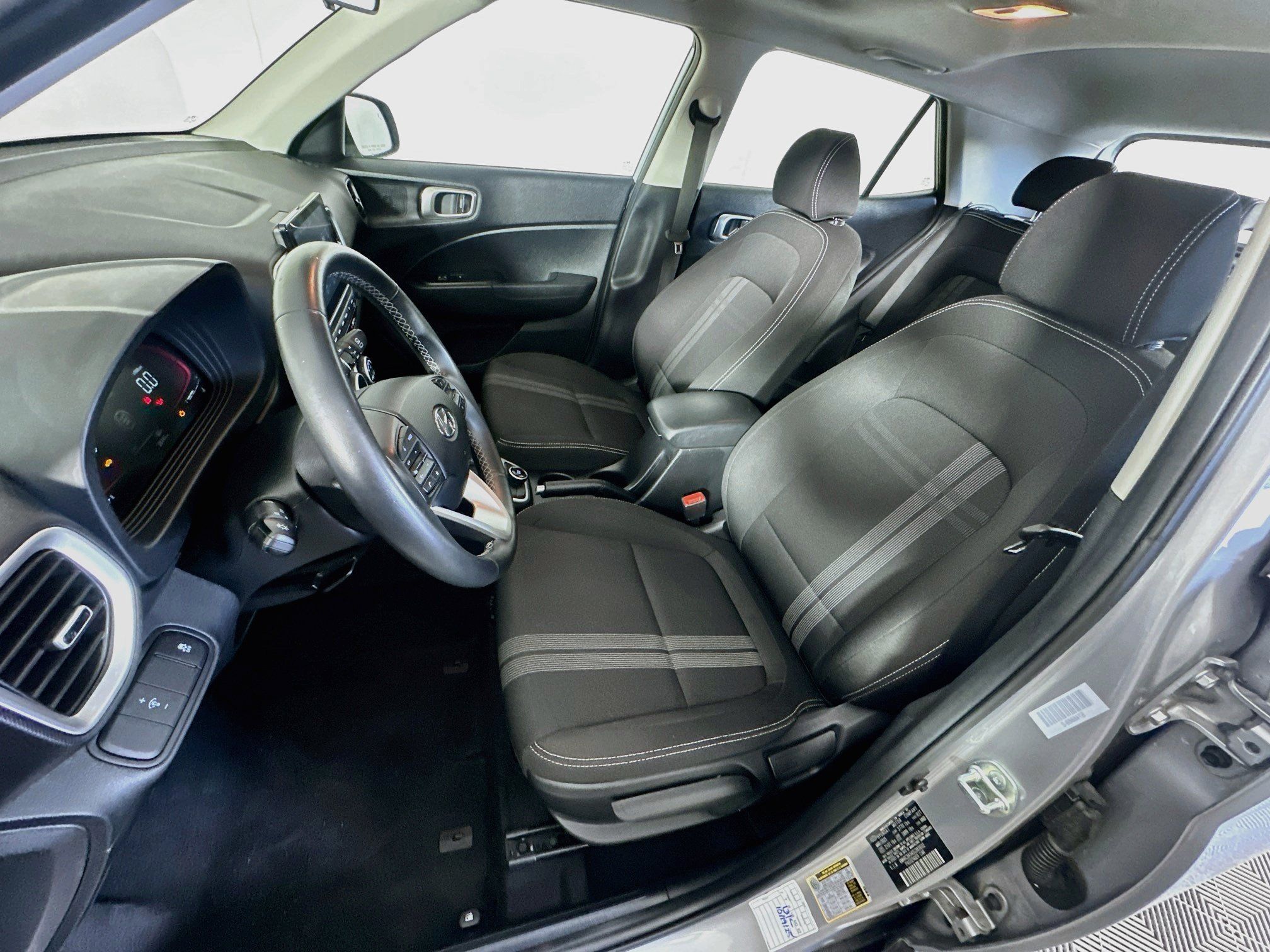 Used 2025 Hyundai Venue SEL FWD image 13