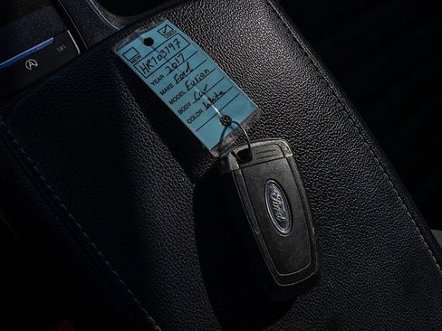 Used 2017 Ford Fusion SE w/ Fusion SE Technology Package image 30