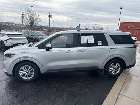 Certified 2022 Kia Carnival LX image 3