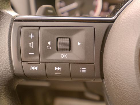 Used 2023 Nissan Rogue SV image 38