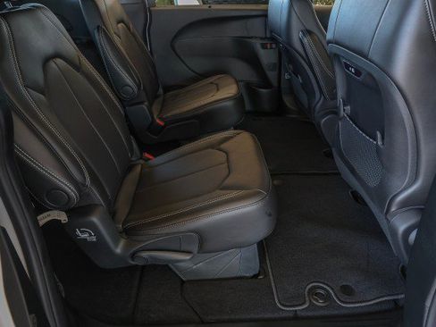 New 2026 Chrysler Pacifica Select FWD image 34