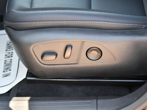 Used 2025 Chevrolet Equinox EV LT FWD image 16