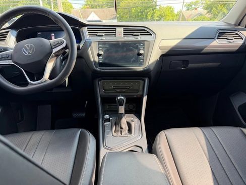 Used 2022 Volkswagen Tiguan SE w/ Panoramic Sunroof Package FWD image 23