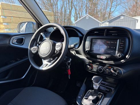 Used 2025 Kia Soul LX w/ LX Technology Package image 32