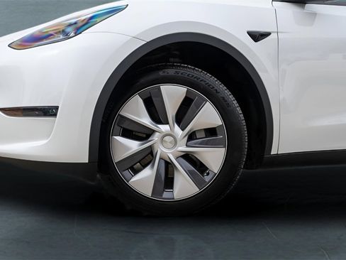 Used 2023 Tesla Model Y Long Range image 4