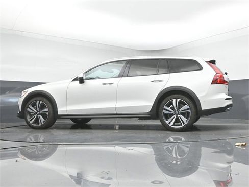 Used 2024 Volvo V60 B5 Cross Country Plus image 41
