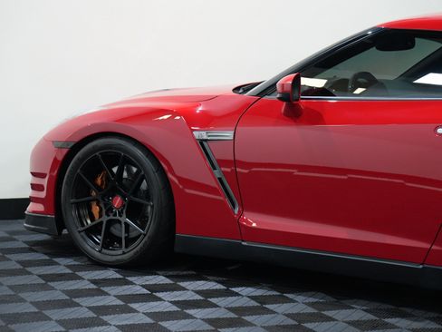 Used 2014 Nissan GT-R Premium image 19