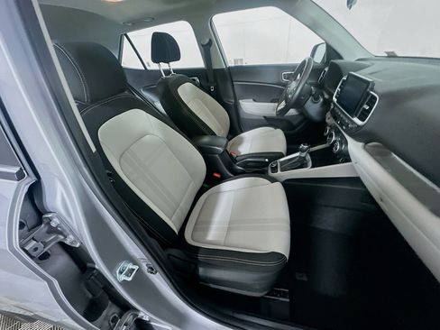 Used 2025 Hyundai Venue SEL image 29
