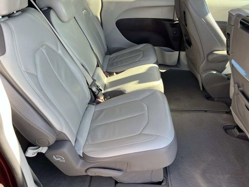 Used 2018 Chrysler Pacifica Touring-L Plus image 28