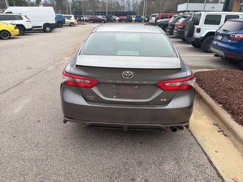 Used 2018 Toyota Camry SE image 4