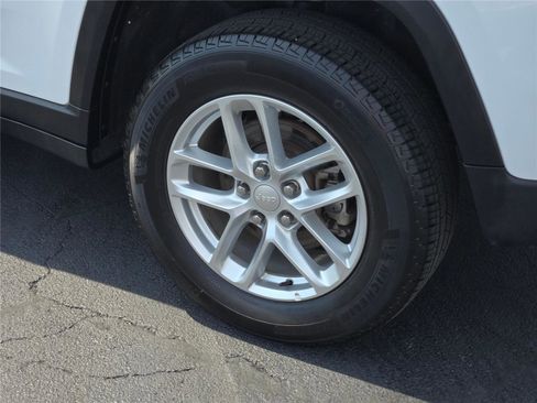 Certified 2024 Jeep Grand Cherokee Laredo X image 16