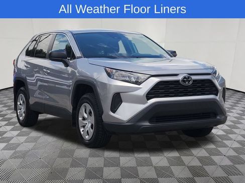 Used 2022 Toyota RAV4 LE FWD image 3