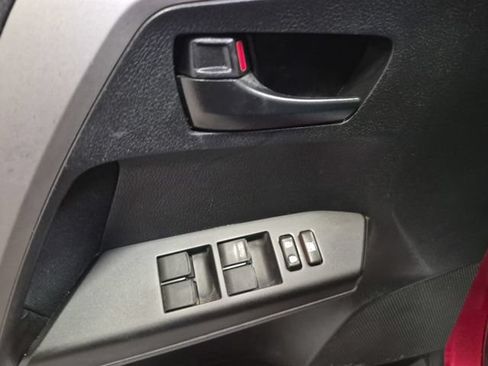Used 2018 Toyota RAV4 LE FWD image 14